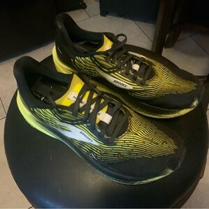 SOLD -SOLD Brooks Black and Yellow Athletic HYPERION MAX